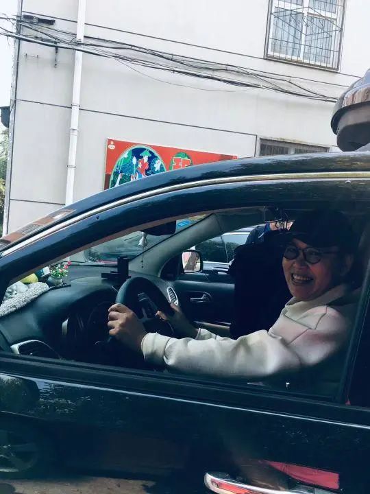 58歲的她，自駕房車旅居，一人兩犬，活成了自己喜歡的樣子