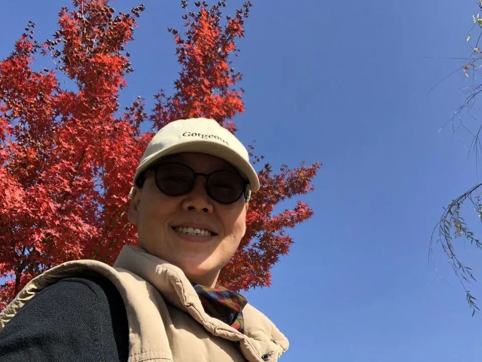 58歲的她，自駕房車旅居，一人兩犬，活成了自己喜歡的樣子