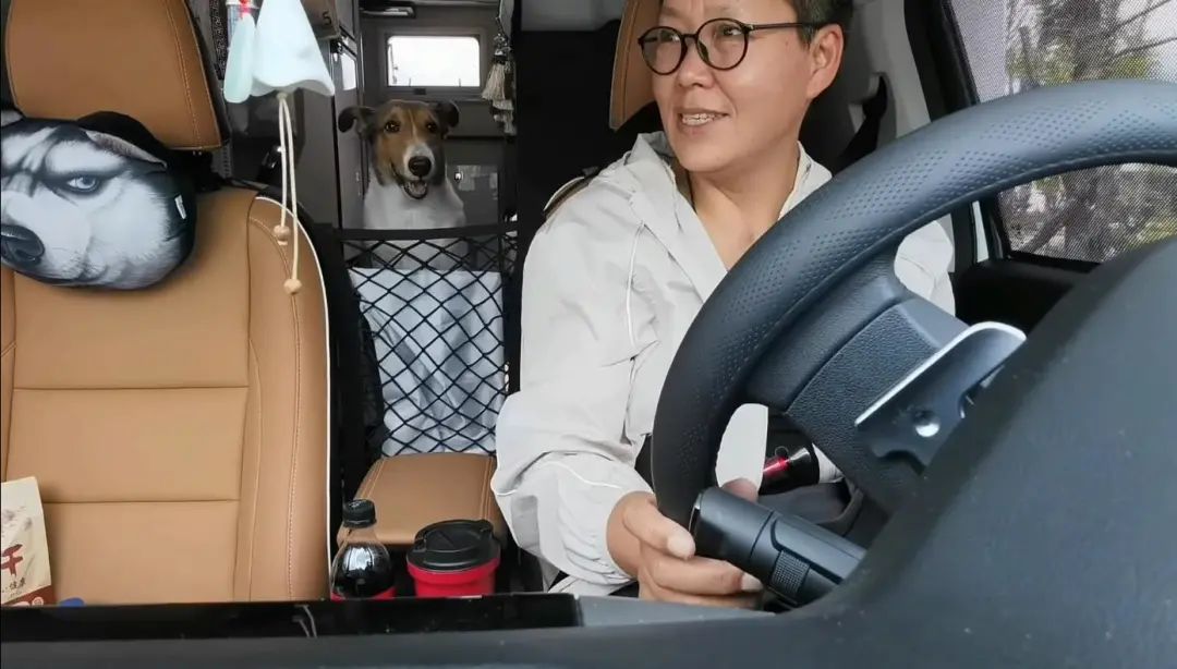 58歲的她，自駕房車旅居，一人兩犬，活成了自己喜歡的樣子