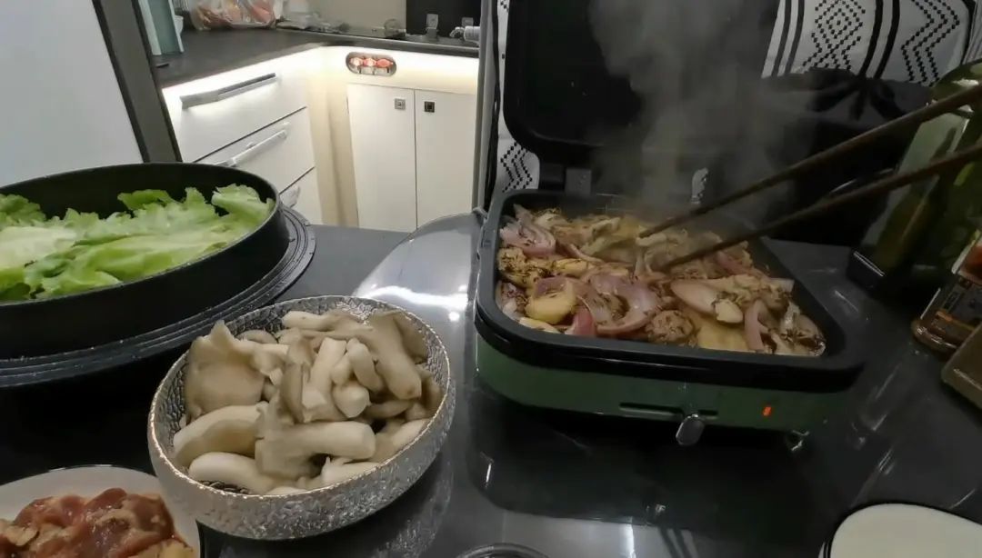58歲的她，自駕房車旅居，一人兩犬，活成了自己喜歡的樣子
