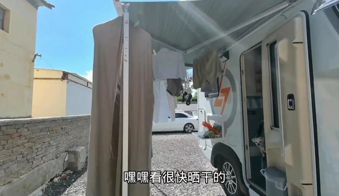 58歲的她，自駕房車旅居，一人兩犬，活成了自己喜歡的樣子